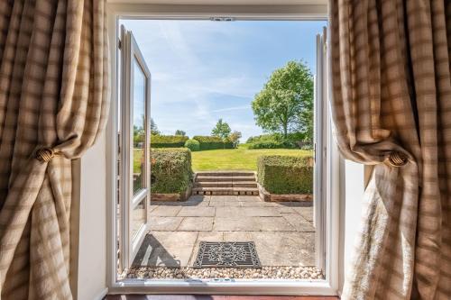 Skats, Charming cottage in beautiful countryside with a boating lake - The Calf Pens in Layham
