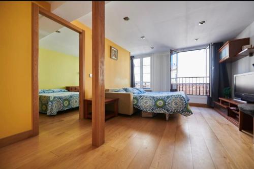 1 double bed, 2 twin beds