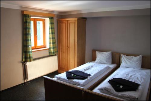 2 twin beds