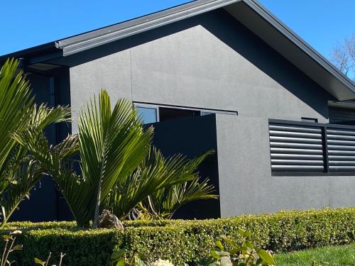 Hotellet från utsidan, Escape in Mangorei