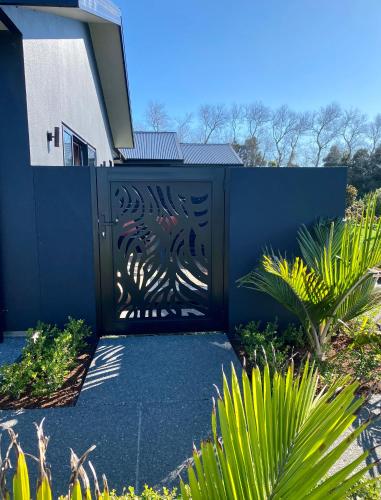 Hotellet från utsidan, Escape in Mangorei