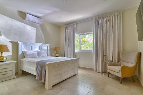 Villa Tropical Piscina Vista a Campo de Golf Juan Dolio - 11 Pax in Juan Dolio