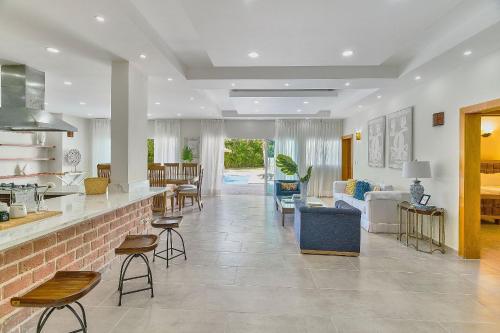 Villa Tropical Piscina Vista a Campo de Golf Juan Dolio - 11 Pax in Juan Dolio