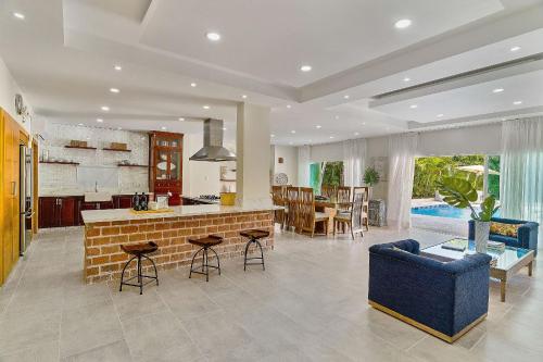 Villa Tropical Piscina Vista a Campo de Golf Juan Dolio - 11 Pax in Juan Dolio