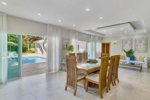 Villa Tropical Piscina Vista a Campo de Golf Juan Dolio - 11 Pax in Juan Dolio