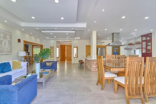 Villa Tropical Piscina Vista a Campo de Golf Juan Dolio - 11 Pax in Juan Dolio