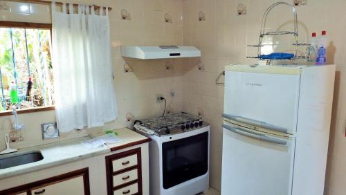 廚房, Casa Agradável com piscina. (Casa Agradavel com piscina.) in 帕迪杜阿爾菲雷斯