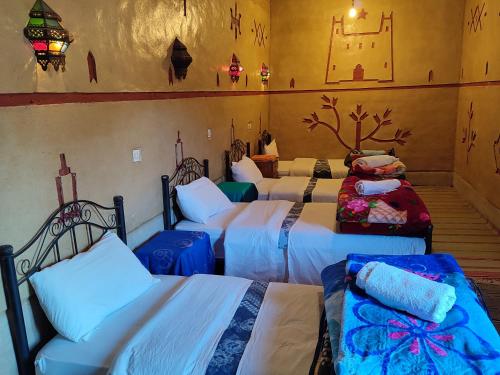 4 twin beds