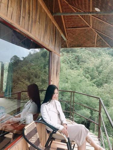 a man and a woman sitting on a bench, Eco Hills Homestay in Sapa