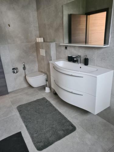 2 bedrooms, 3 beds