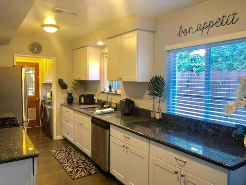 Endless summer in LA *HEATED POOL/HOT TUB/CABANA* in Encino