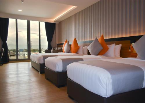 1 king bed, 2 twin beds