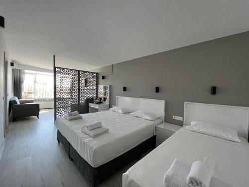 1 queen bed, 1 twin bed, 2 sofa beds