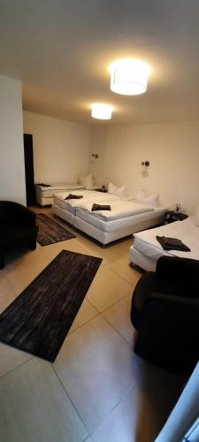 4 twin beds