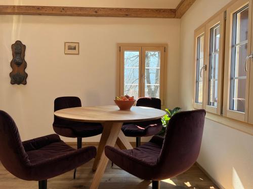 المرافق, Romantic private superior Swiss Chalet with Hottub in لونجيرن