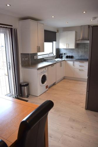 Konyha, 3 Bedroom-Kelpies Serviced Apartments Bruce in North Broomage