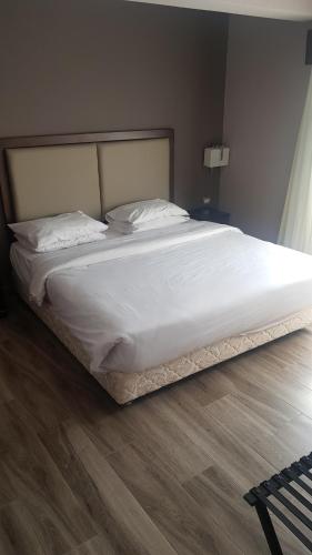 Standard King Room image 8