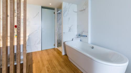 ห้องน้ำ, Caleia Talayot Spa Hotel - Adults Only in ซอนเซร์เบรา
