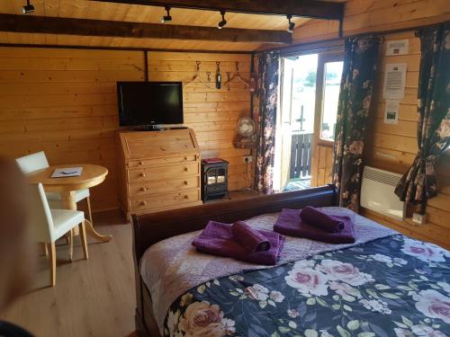 Country Bumpkin - Romantic Couples stay in Oakhill Cabin