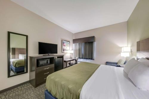 Quality Inn & Suites - image 10