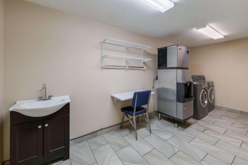 Quality Inn & Suites - image 8