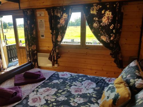 Country Bumpkin - Romantic Couples stay in Oakhill Cabin