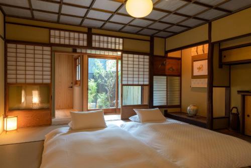 THE MACHIYA KAMIUMEYA