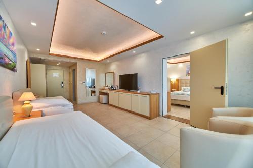Suite, vue partielle sur la mer, balcon