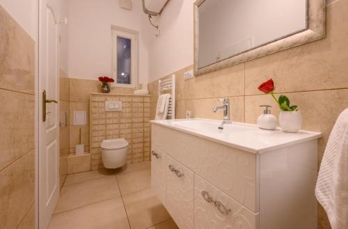 Deluxe Double or Twin Room image 10