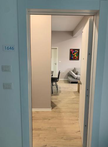 Lovely 1-bedroom Condo in Tirana WiFi-Netflix-AC - image 4