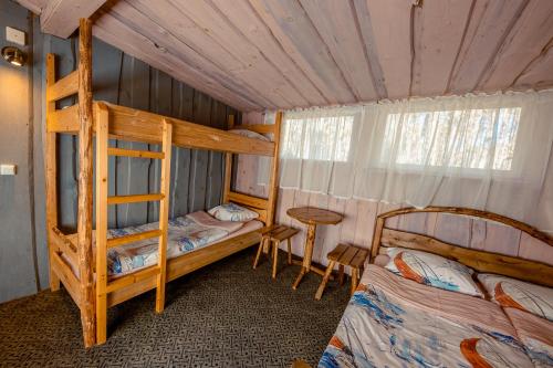 1 double bed, 1 bunk bed