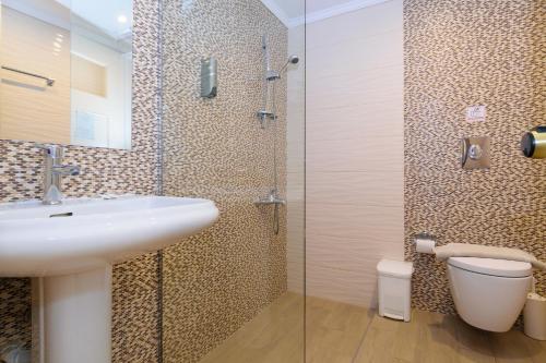 Triple Room with a Double Bed image 7