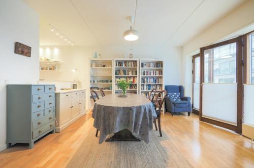 Spacious apartment on the Christianshavn canals, Copenhagen (photo 2)