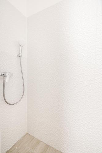 One-Bedroom Apartment image 6