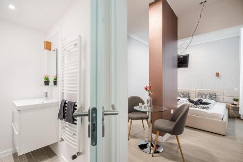 One-Bedroom Apartment image 2