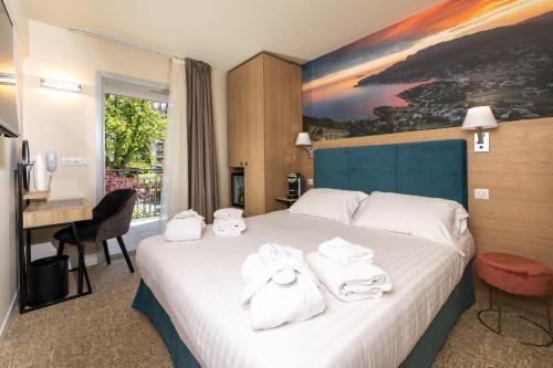 Superior Queen Room with Balcony and Garden View image 4
