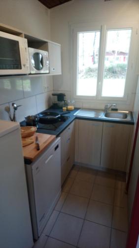 Kitchen, Residence de Tourisme LE VENDAHAUT in Lapleau