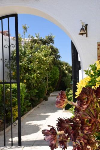 'Casa Empuria' aan kanaal met zwembad en aanlegsteiger