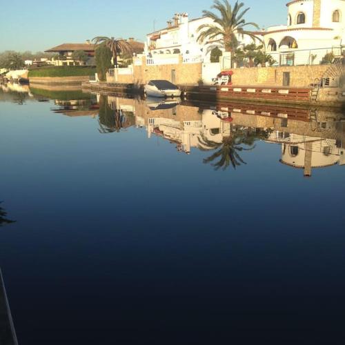 'Casa Empuria' aan kanaal met zwembad en aanlegsteiger