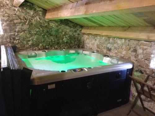 Maison charmante à Lanarce avec vue sur la montagne, jacuzzi. gîte à louer Issanlas