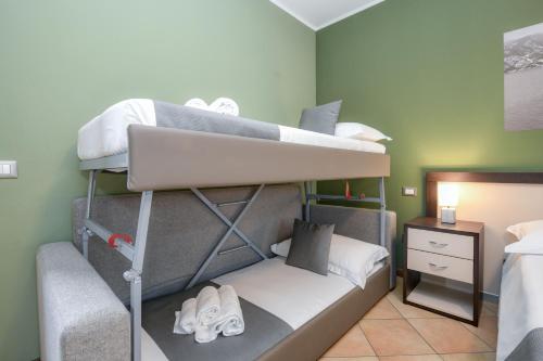 1 queen bed, 2 twin beds
