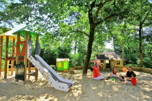 La cabane des "Aventuriers" de Nature et Océan à côté de la plage