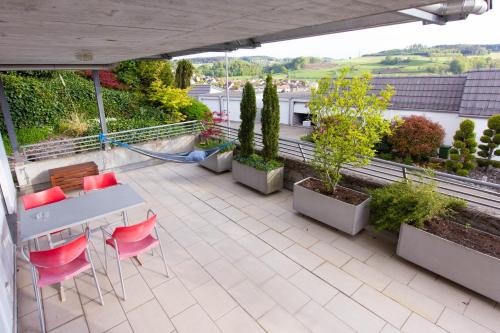 Terraza/balcón, Hilltop-house, near train, 180° panorama, friendly in Dietikon