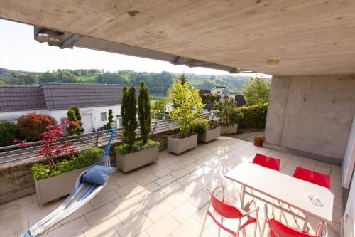 Terraza/balcón, Hilltop-house, near train, 180° panorama, friendly in Dietikon