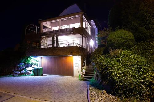 Vista exterior, Hilltop-house, near train, 180° panorama, friendly in Dietikon