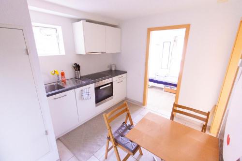 Hilltop-house, near train, 180° panorama, friendly in Dietikon