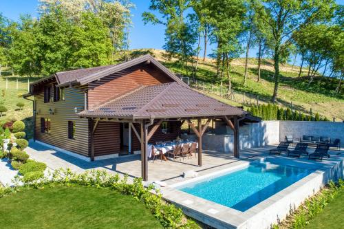 Ville Pacetina in สเวติ คริซ ซาเชรตเย