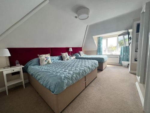 1 queen bed, 1 twin bed