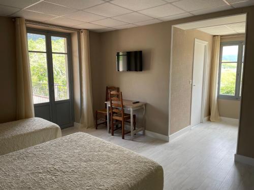 1 double bed, 1 twin bed
