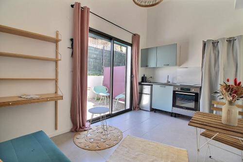 Kitchen, Studio avec terrasse et mezzanine in Mazargues